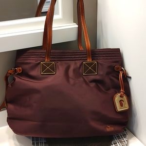 🥰 GUC Dooney and Bourke Brand Wine Waxed Nylon/Tan Leather Shoulder Tote, Large